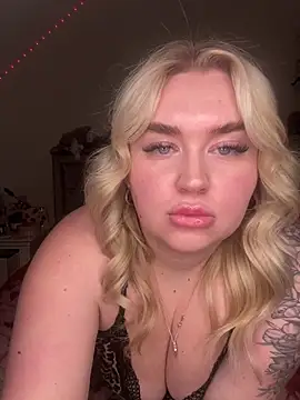 Snapshot of TwoWayT_xx chatting on February 5, 2026, 12:06 am TwoWayT xx online show from February 5, 2026, 12:06 am