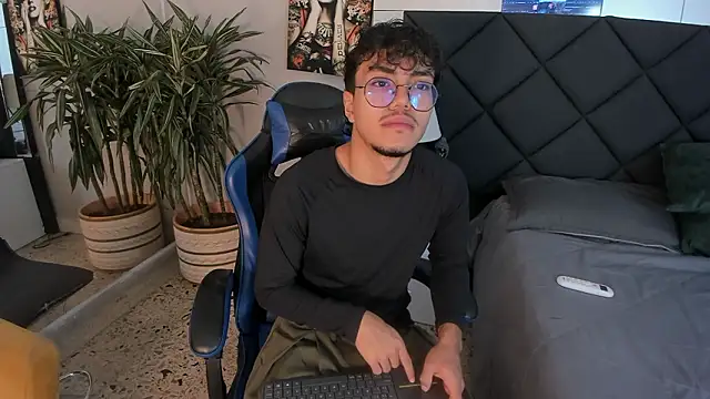 Snapshot of kai_storn chatting on March 7, 2026, 11:27 am kai storn online show from March 7, 2026, 11:27 am