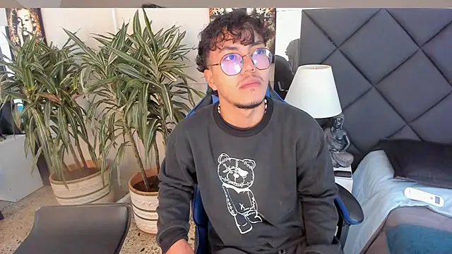 Snapshot of kai_storn chatting on April 1, 2026, 11:22 am kai storn online show from April 1, 2026, 11:22 am