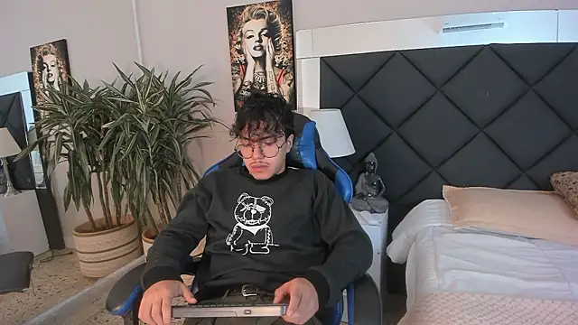 Snapshot of kai_storn chatting on March 14, 2026, 11:49 am kai storn online show from March 14, 2026, 11:49 am