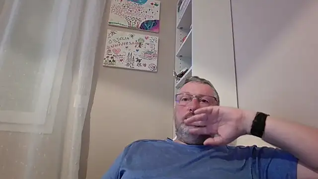 doudou310 online show from April 16, 2026, 3:29 am