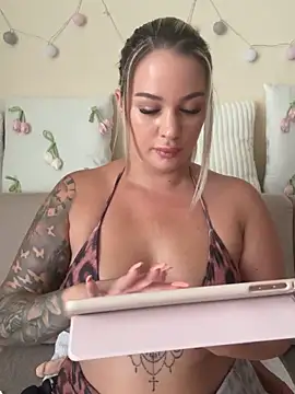 sexybatwomen33 online show from June 27, 2026, 12:22 pm