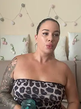sexybatwomen33 online show from June 27, 2026, 10:10 am