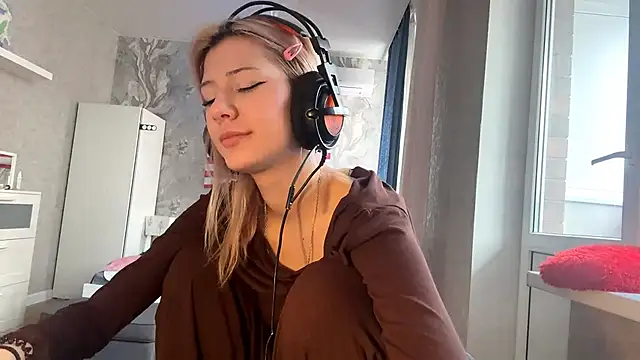 Snapshot of LadyFoxLove chatting on February 16, 2026, 11:53 am LadyFoxLove online show from February 16, 2026, 11:53 am