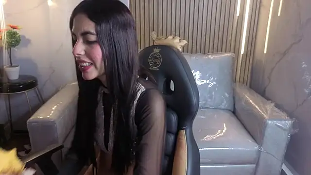 Perla lovely  online show from May 28, 2026, 12:11 pm