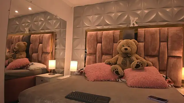 Snapshot of Paris_Velvet chatting on February 6, 2026, 10:50 pm Paris Velvet online show from February 6, 2026, 10:50 pm