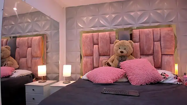 Paris Velvet online show from April 16, 2026, 10:45 pm