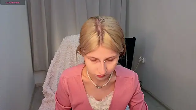 Snapshot of alicedews chatting on February 1, 2026, 9:35 pm alicedews online show from February 1, 2026, 9:35 pm