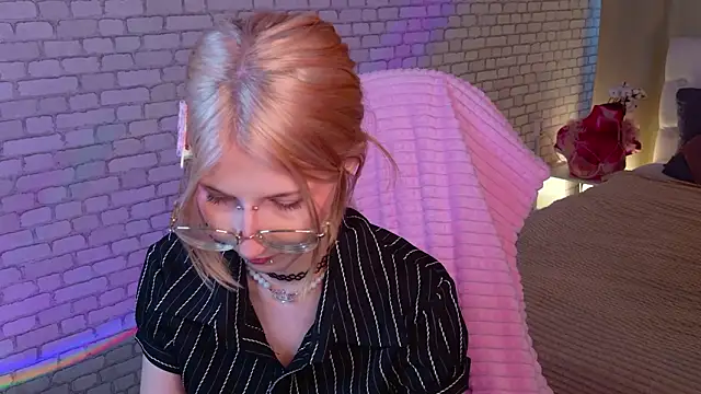 Snapshot of alicedews chatting on February 21, 2026, 1:35 pm alicedews online show from February 21, 2026, 1:35 pm