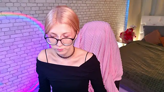 Snapshot of alicedews chatting on February 15, 2026, 1:21 pm alicedews online show from February 15, 2026, 1:21 pm