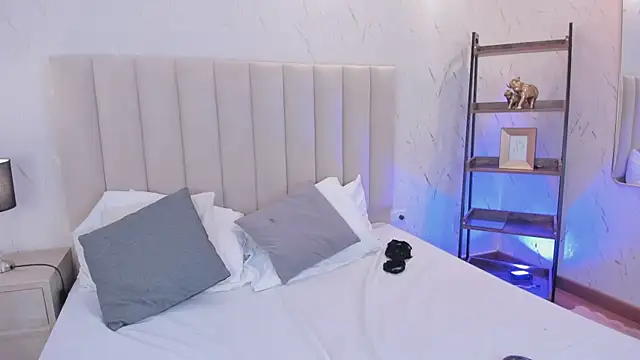 Snapshot of ViolettaRousee_ chatting on February 11, 2026, 9:58 pm ViolettaRousee online show from February 11, 2026, 9:58 pm