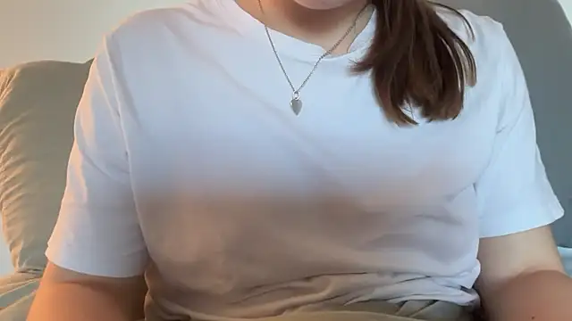 Snapshot of Lucyschickt chatting on February 27, 2026, 4:07 pm Lucyschickt online show from February 27, 2026, 4:07 pm