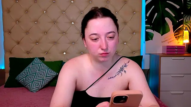 Snapshot of AwaMax chatting on May 6, 2026, 5:11 am AwaMax online show from May 6, 2026, 5:11 am