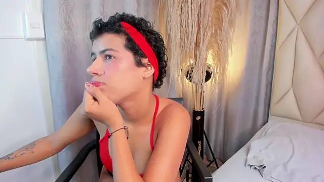 Snapshot of LunaCrop chatting on February 20, 2026, 12:18 pm LunaCrop online show from February 20, 2026, 12:18 pm