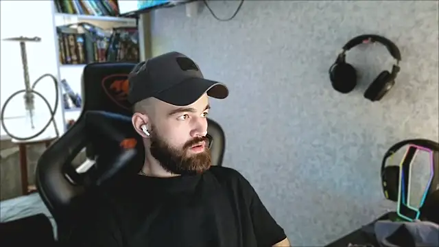 Snapshot of _Mostly_ chatting on April 14, 2026, 3:39 pm Mostly online show from April 14, 2026, 3:39 pm