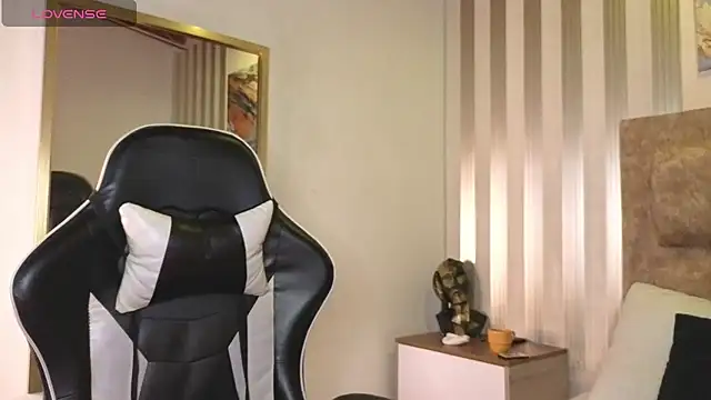 amara queen  online show from April 25, 2026, 11:57 am