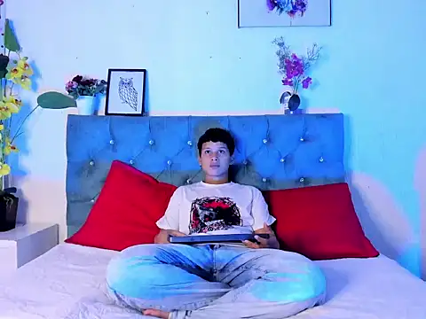 Snapshot of AlexDuMontt chatting on February 3, 2026, 8:03 pm AlexDuMontt online show from February 3, 2026, 8:03 pm