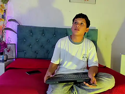 Snapshot of AlexDuMontt chatting on February 6, 2026, 7:32 pm AlexDuMontt online show from February 6, 2026, 7:32 pm