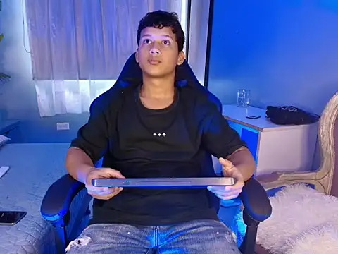 Snapshot of AlexDuMontt chatting on February 7, 2026, 8:06 pm AlexDuMontt online show from February 7, 2026, 8:06 pm