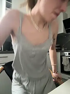 Snapshot of romyxxs chatting on February 9, 2026, 12:36 pm romyxxs online show from February 9, 2026, 12:36 pm