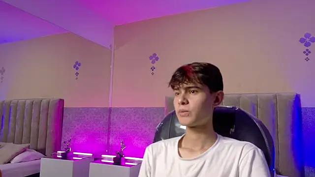 Snapshot of Derek_Sinn chatting on April 7, 2026, 7:59 pm Derek Sinn online show from April 7, 2026, 7:59 pm