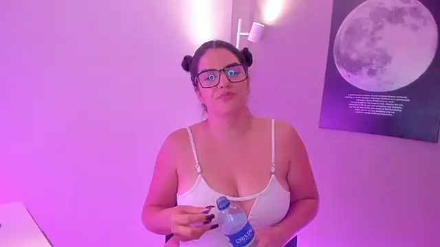 Valenvega  online show from February 3, 2026, 2:53 am