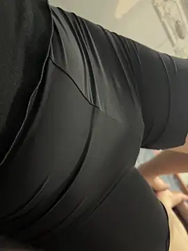 kimoanh102 online show from April 12, 2026, 12:36 am