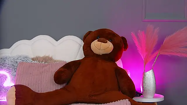 CrystalRedd online show from May 19, 2026, 5:36 am