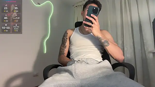 Snapshot of rafael_stone11 chatting on April 14, 2026, 12:15 am rafael stone11 online show from April 14, 2026, 12:15 am