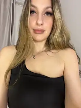 Alyxra online show from April 7, 2026, 6:54 pm