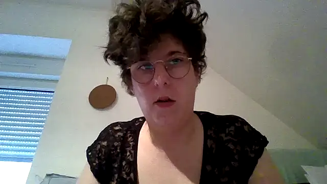 OIseauNoir88 online show from February 10, 2026, 8:57 am