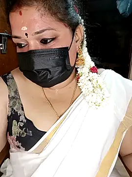 Snapshot of silk_rose05 chatting on April 1, 2026, 5:21 pm silk rose05 online show from April 1, 2026, 5:21 pm