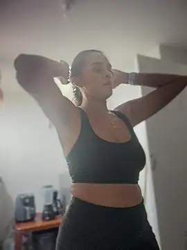 Snapshot of LunaHeat chatting on February 11, 2026, 5:35 pm LunaHeat online show from February 11, 2026, 5:35 pm