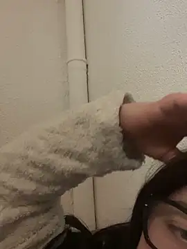 Snapshot of louveee6 chatting on February 10, 2026, 7:24 pm louveee6 online show from February 10, 2026, 7:24 pm