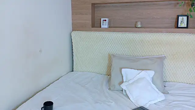 Snapshot of VioletBloomm chatting on February 25, 2026, 12:05 pm VioletBloomm online show from February 25, 2026, 12:05 pm