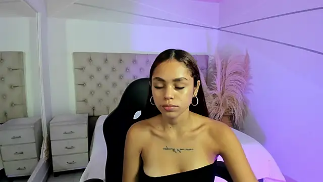 Snapshot of CarolineFyre chatting on March 6, 2026, 12:33 pm CarolineFyre online show from March 6, 2026, 12:33 pm