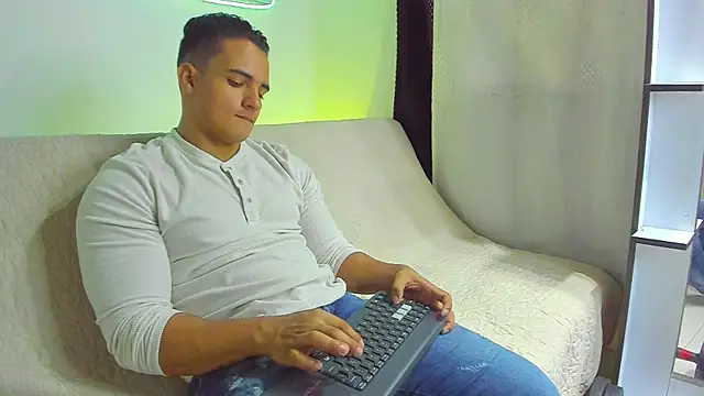 Snapshot of jhon_nicolas chatting on March 7, 2026, 8:14 pm jhon nicolas online show from March 7, 2026, 8:14 pm