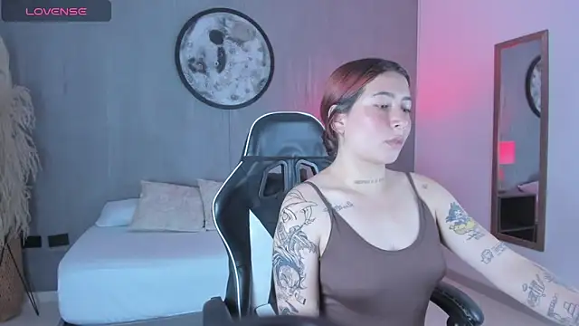 charlottee27  online show from February 22, 2026, 2:14 am