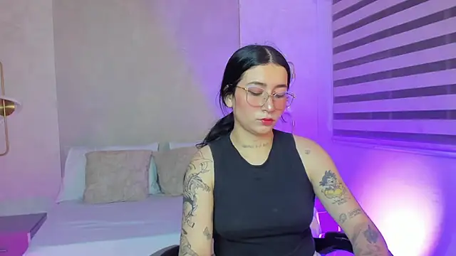 charlottee27  online show from May 20, 2026, 2:08 am