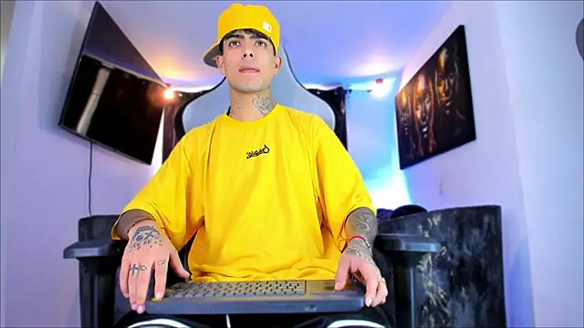 Snapshot of miguel_aguirre_ chatting on February 21, 2026, 12:51 pm miguel aguirre online show from February 21, 2026, 12:51 pm