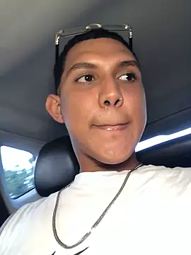 Snapshot of _Usher chatting on February 21, 2026, 10:12 pm Usher online show from February 21, 2026, 10:12 pm