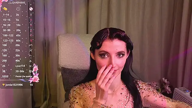 NicoleLuxe online show from April 16, 2026, 9:39 pm