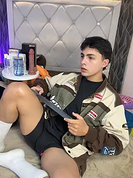 Samu Hott online show from April 10, 2026, 8:27 pm