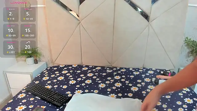 Snapshot of Leah-Moon chatting on March 19, 2026, 6:13 am Leah-Moon online show from March 19, 2026, 6:13 am