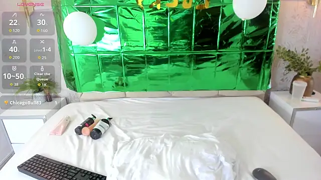 Snapshot of Leah-Moon chatting on March 18, 2026, 5:32 am Leah-Moon online show from March 18, 2026, 5:32 am