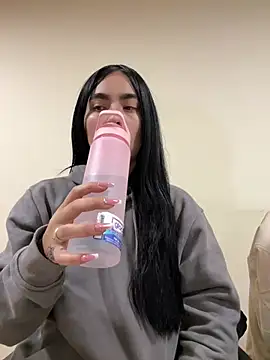 Sara Fernandez  online show from March 13, 2026, 1:49 pm