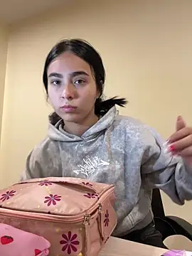 Sara Fernandez  online show from March 27, 2026, 2:40 pm