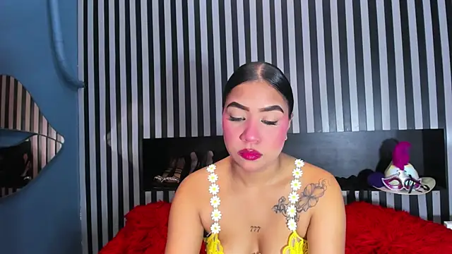 Snapshot of MiaWolton chatting on June 24, 2026, 7:22 pm MiaWolton online show from June 24, 2026, 7:22 pm