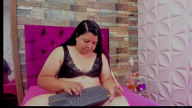 Snapshot of Carolina-Lenon chatting on February 9, 2026, 7:34 pm Carolina-Lenon online show from February 9, 2026, 7:34 pm