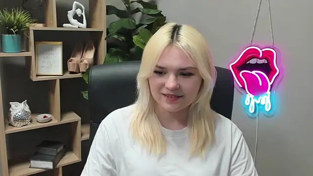 SweetLilyxo online show from March 10, 2026, 2:32 pm